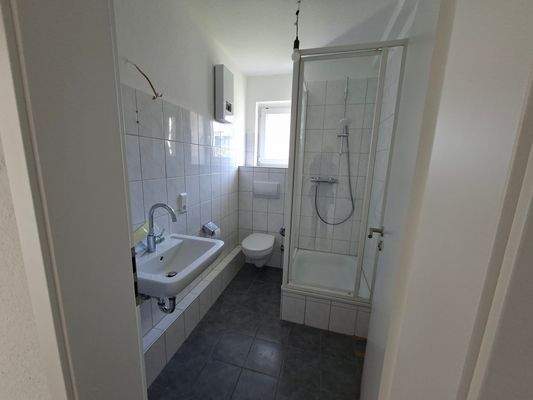 Badezimmer mit Dusche.jpg