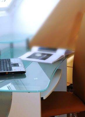 Schreibtisch mit Telefon