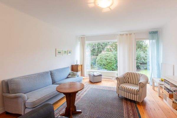 größeren Wohnzimmer, welches auch als Schlafzimmer genutzt werden könnte, mit Blick in den Garten