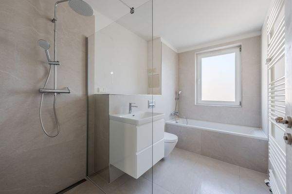 Bad mit Dusche und Wanne