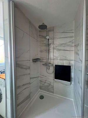 ...großer Duschkabine