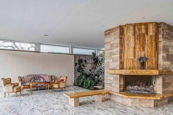 Wohnzimmer mit offenem Kamin EG