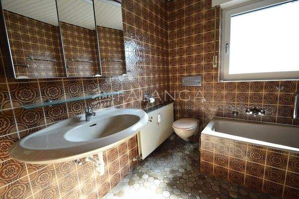 Haus 2 - OG - Tageslichtbad mit Badewanne...