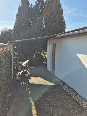 überdachter Freisitz neben Garage