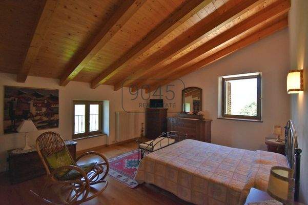 Exklusive Villa mit Panoramablick und großem Grundstück – Ala