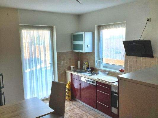 Küche mit Ausgang zur Terrasse