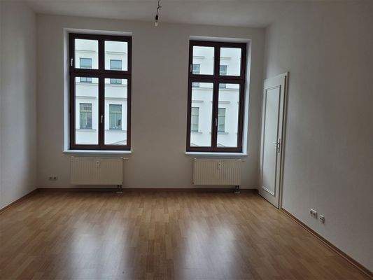 Wohnraum mit Zugang zur Küche