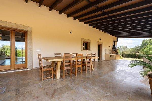 Barbecue-Terrasse mit Sommerküche und Naturblick