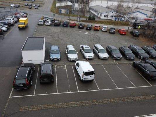 ausreichend Parkplätze vorhanden