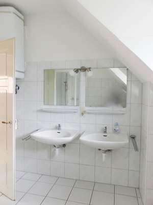 Badezimmer mit zwei Waschbecken