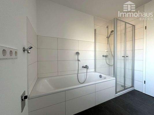 Bad mit Wanne + Dusche