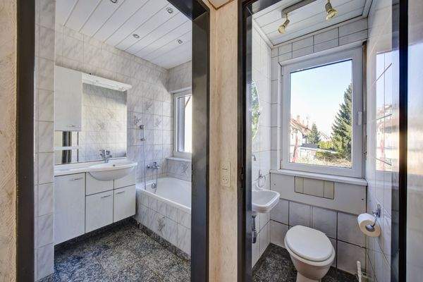 Badezimmer und WC im 1. OG