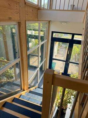 Holztreppen im Bürogebäude