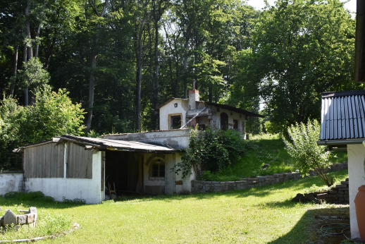 Gemauertes Jagdhaus mit Erdkeller