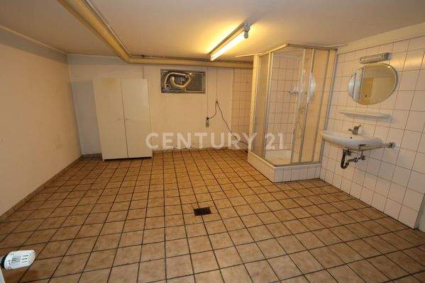 Keller mit Dusche und Wasserablauf