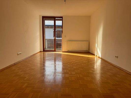 Helles Wohnzimmer mit Balkon