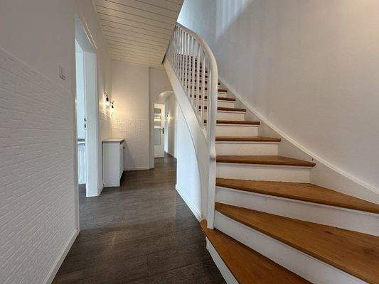 Diele und Aufgang ins DG