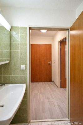 KI bearbeitet: Bad / Diele