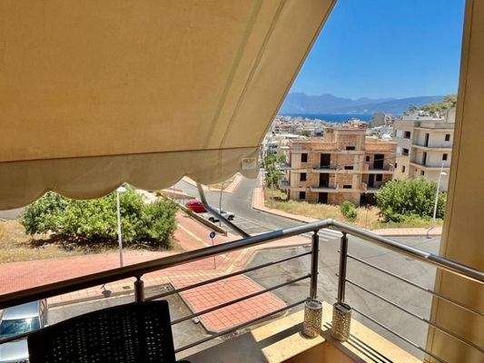 Kreta, Agios Nikolaos: Geräumige Wohnung im 2. Stock mit Panoramablick auf das Meer zu verkaufen