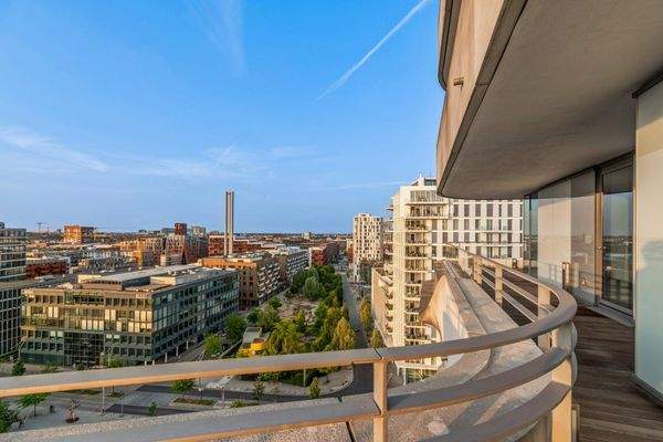 Teilüberdachte Terrasse mit windgeschützten Nischen und Blick ins Grüne sowie aufs Westfield-Center