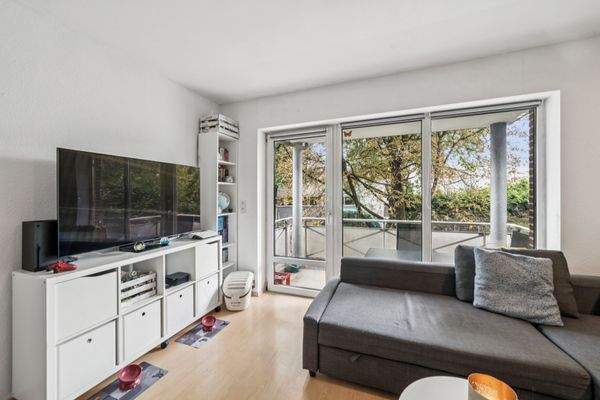 Gemütlicher Wohnbereich mit Zugang zum Balkon