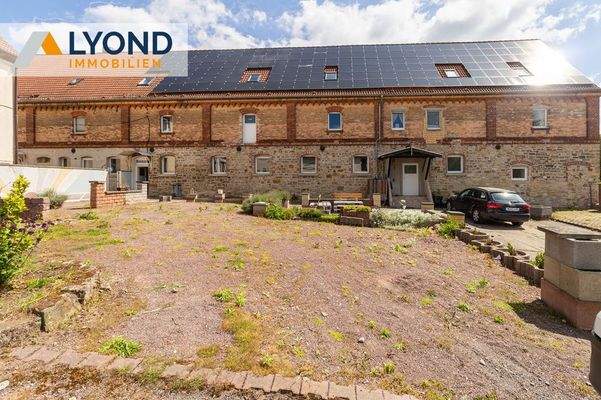 Nebengebäude mit Wohnungen