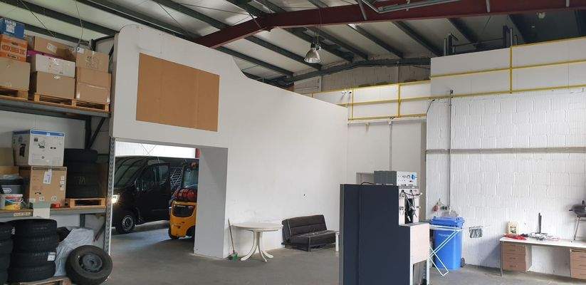 Halle 2 mit Durchgang zu Halle 1