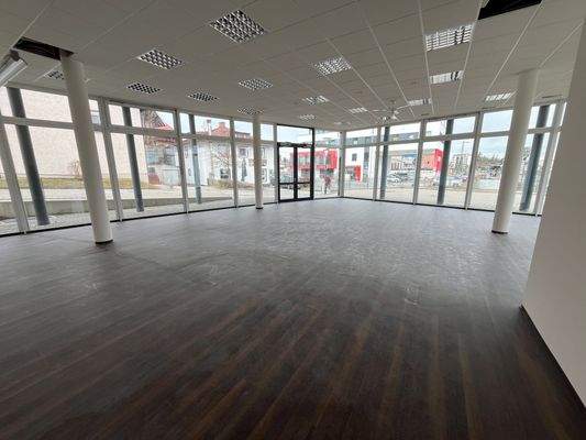 vorderer Erdgeschossbereich mit Schaufenstern.JPG