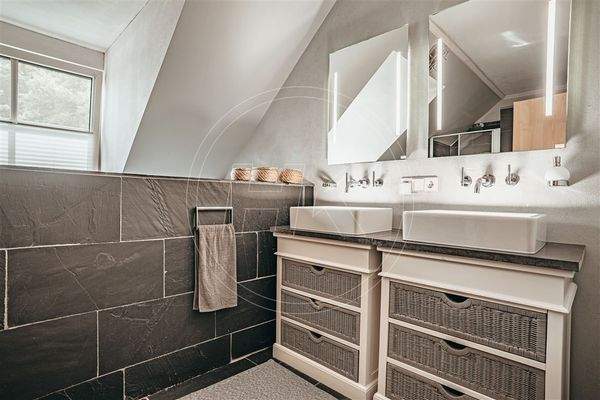 Das Badezimmer im OG