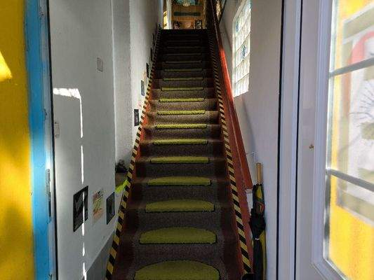 Eingang, Treppe zur Wohnung