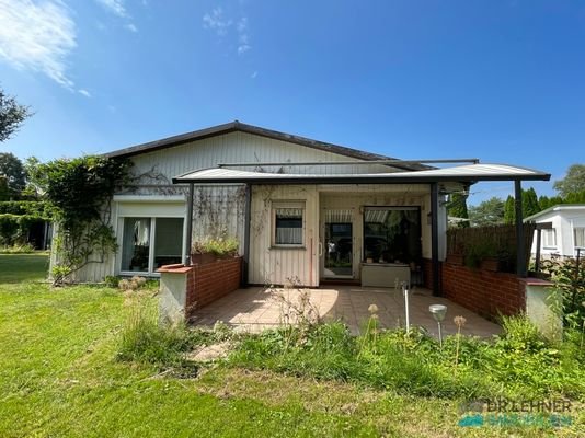 Bungalow mit Terrasse-Seitenansicht