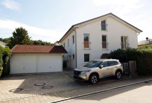 Hausansicht Straßenseite Garage Stellplatz.JPG