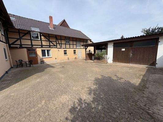 Innenhof mit Garage