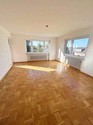 Wohn-/Esszimmer mit Zugang zum Balkon