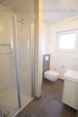 Dusch-Badezimmer im EG