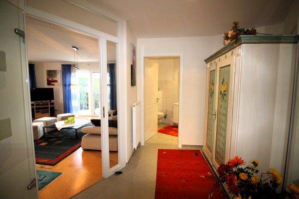 Blick von Diele in den Wohnbereich