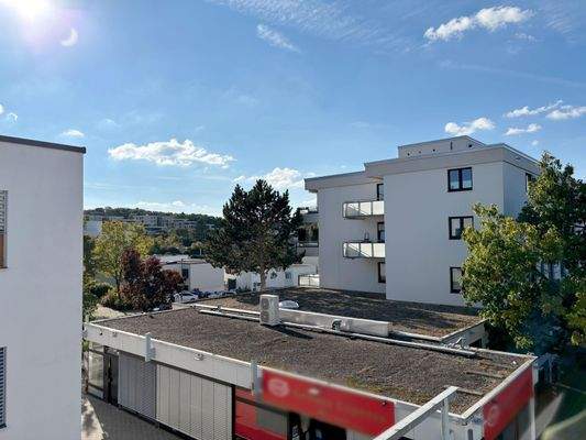 herbstlicher Sonnenhof mit Nahversorger