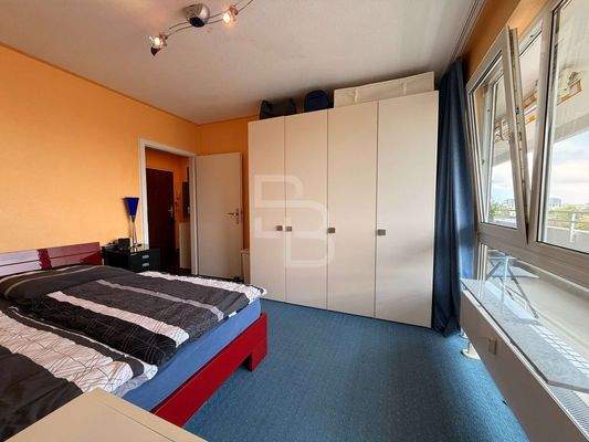 Helles Schlafzimmer mit Blick auf Kölner Skyline