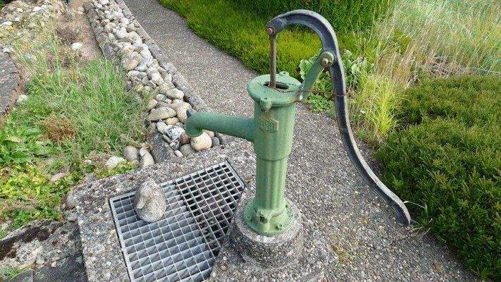 Brunnen mit Regenwasser