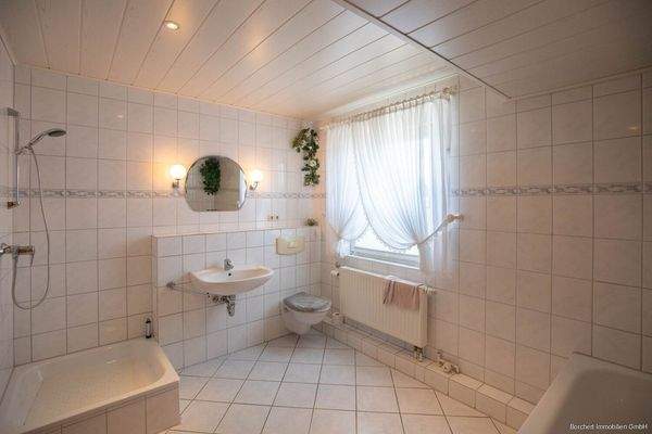 Badezimmer mit Wanne... 