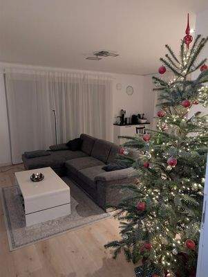 Wohnzimmer mit Weihnachtsbaum