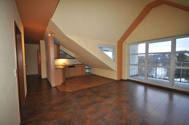 11 Wohnzimmer mit offener Küche und Zugang zum Balkon.JPG