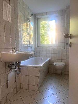 Badezimmer mit Fenster + Wanne