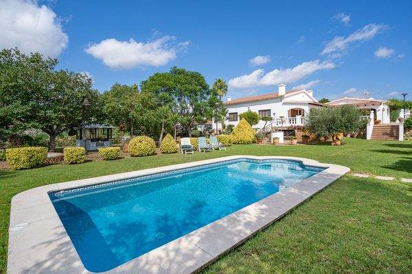 Schön angelegter Poolbereich