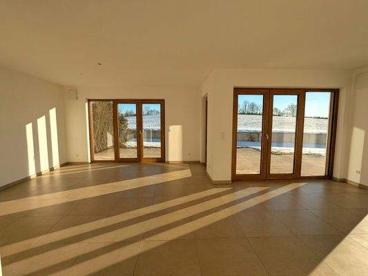 Großer, lichtdurchfluteter Wohnraum