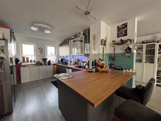 offene Küchenbereich mit Arbeitsinsel