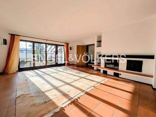 Wohnzimmer mit Kamin
