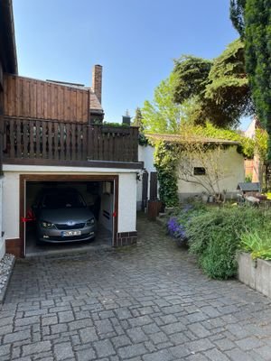 Garageneinfahrt mit Terrasse und Schuppen.JPG