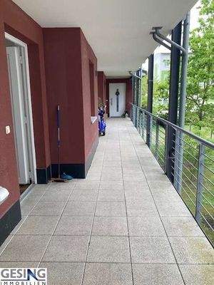 Laubengang und Wohnungseingänge