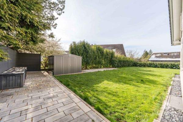 Ostseite, Gartenhaus, Rasen